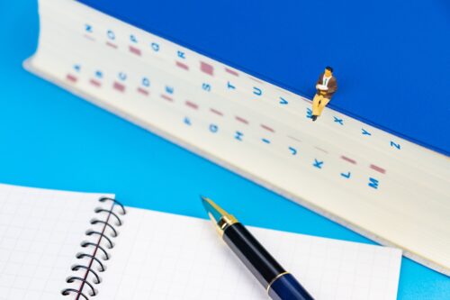 校正の赤字はどこまで入れる？「修正・確認・提案・残す」の4つの判断基準を例文で解説